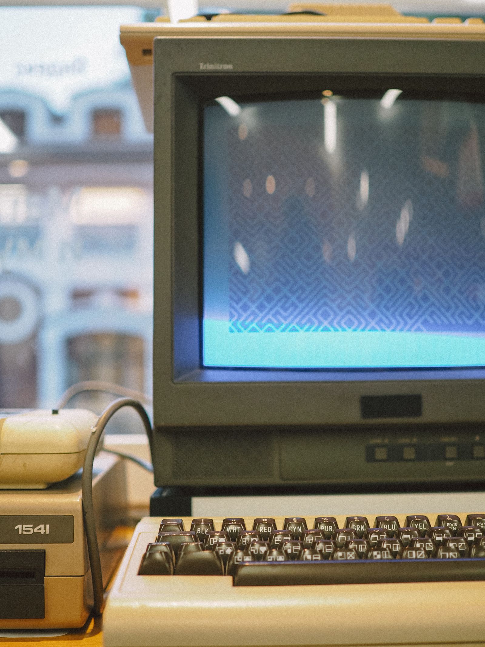 Arbeitsplatz mit Röhrenmonitor, Tastatur und älterer Rechnerhardware
