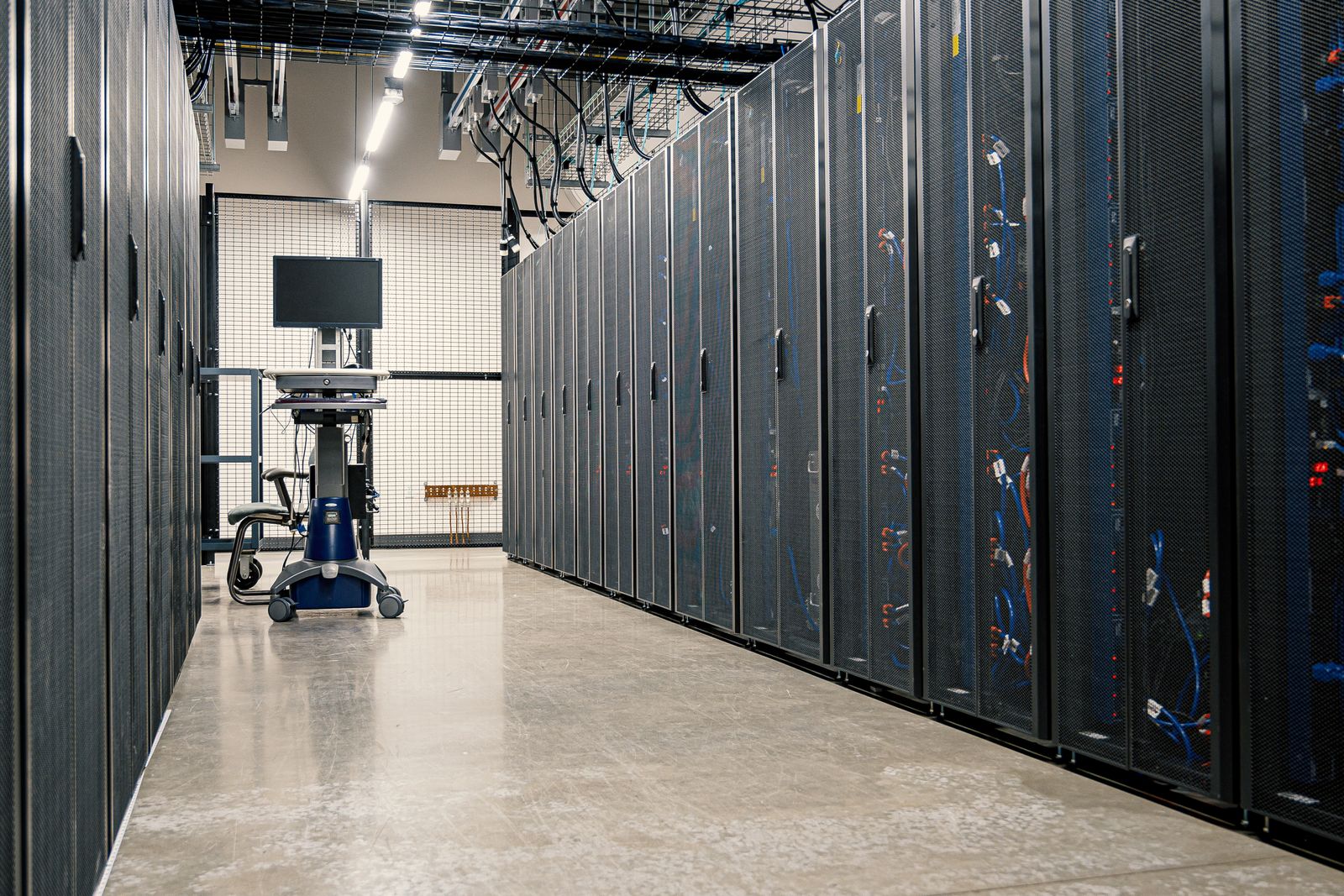 Serverschränke mit Netzwerktechnik und Verkabelung in einem Rechenzentrum
